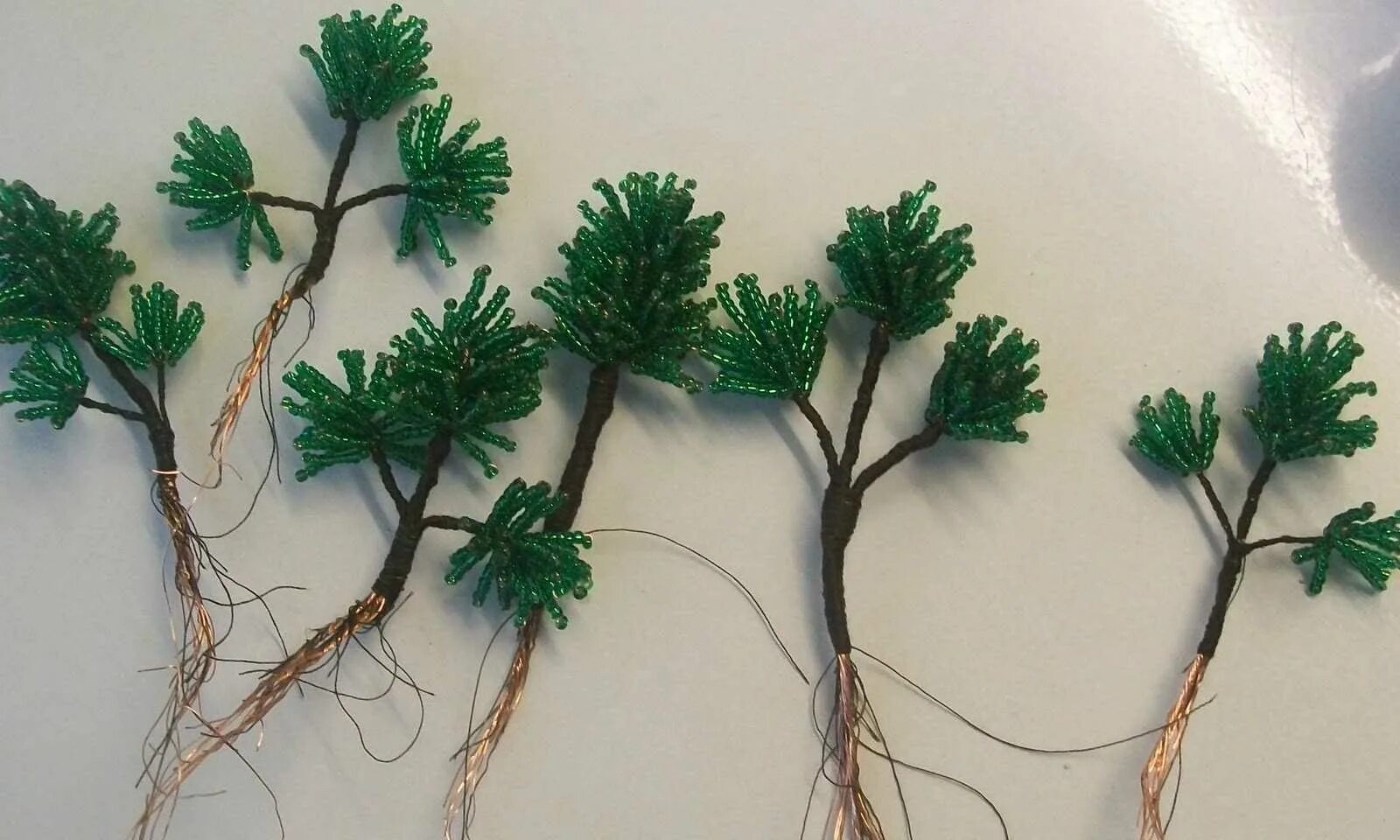 Как сделать сосну. Вяз мелколистный бонсай. Бисероплетение деревья сосны. Деревья из бисера елка. Секвойядендрон бонсай.