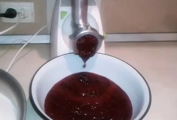 Рецепт смородины через мясорубку. Смородина через мясорубку с сахаром. смородина с сахаром на зиму через мясорубку.