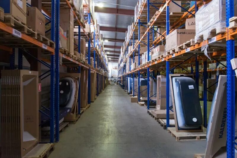 Витрина инженерной сантехники. Стеллажи для сантехники. Сантехник склад. Склад сантехники москва. Стенд инженерной сантехники.