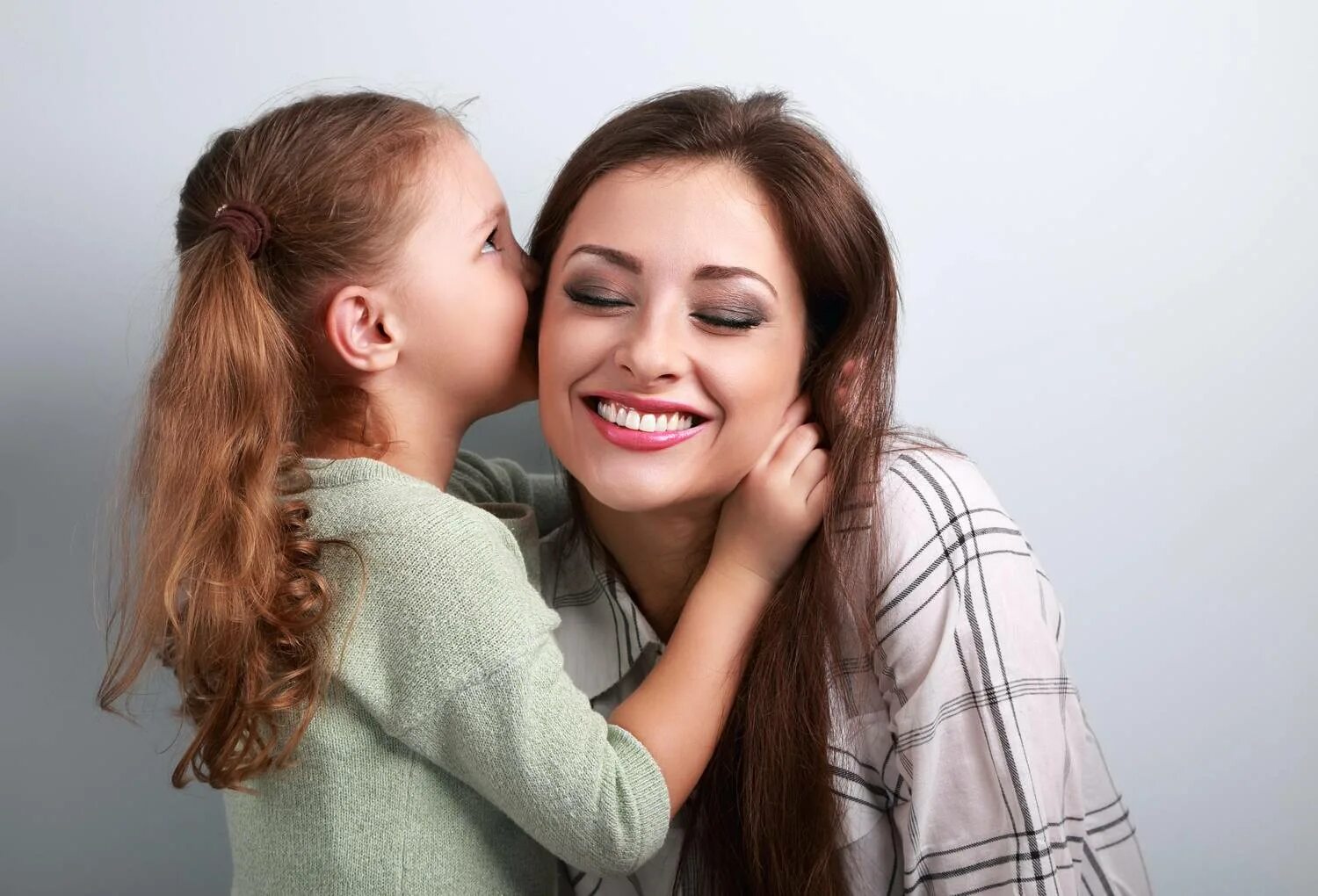 разговор мамы и ребенка. общение дошкольников. мама рассказывает секреты. общение детей. мама рассказывает секреты.