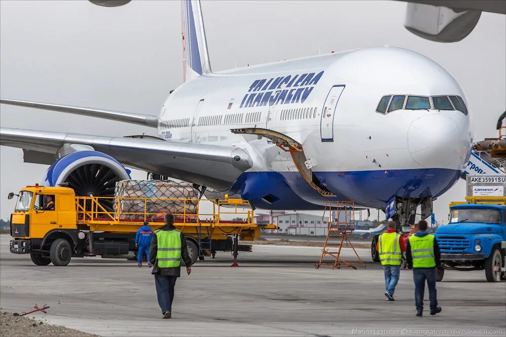 Обслуживание воздушного судна. Боинг 777 в аэропорту. боинг 777 багажный контейнер. самолет на перроне. обслуживание воздушных судов.