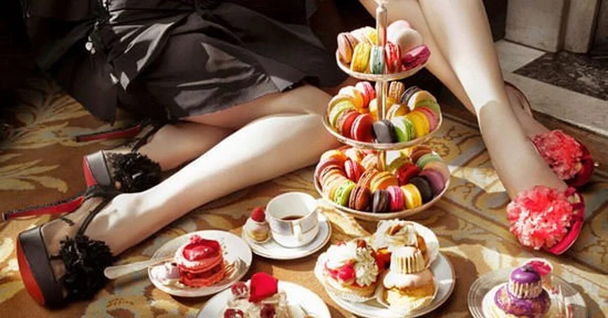 Девушка со сладостями. Фотосессия с пирожными. Торт для девушки. Картины девушки в сладостях. Сладости тела