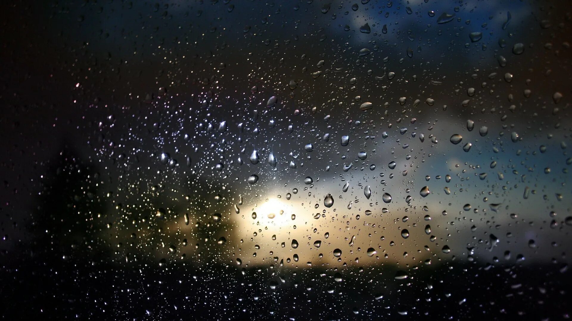 В темных каплях дождя. Капли на стекле. Дождь. Капли дождя на стекле. Мокрое стекло.