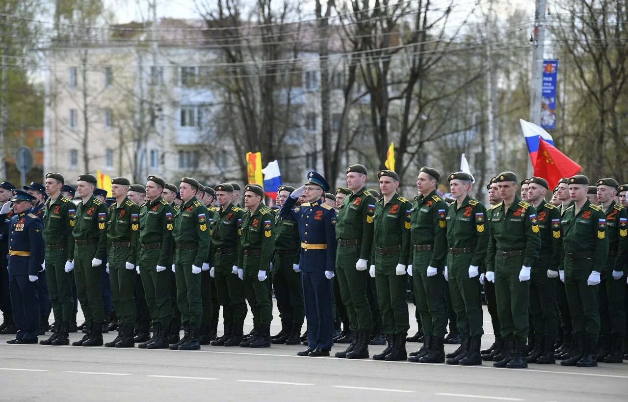 9 мая в городе. Парад 9 мая. парад победы великие луки. парад в городе. парад ржев 9 мая.