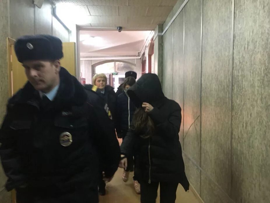 Пьяница бандит покупает девушку рабыню