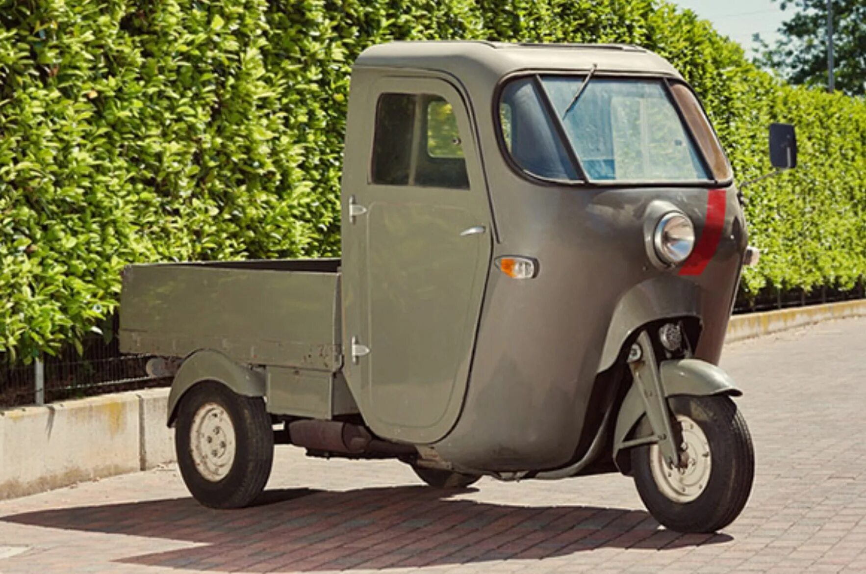 Piaggio ape 500. Машина мотороллер. Грузовые мотороллеры ссср. Веспа сайдкар. Piaggio 3 колесный с кабиной.