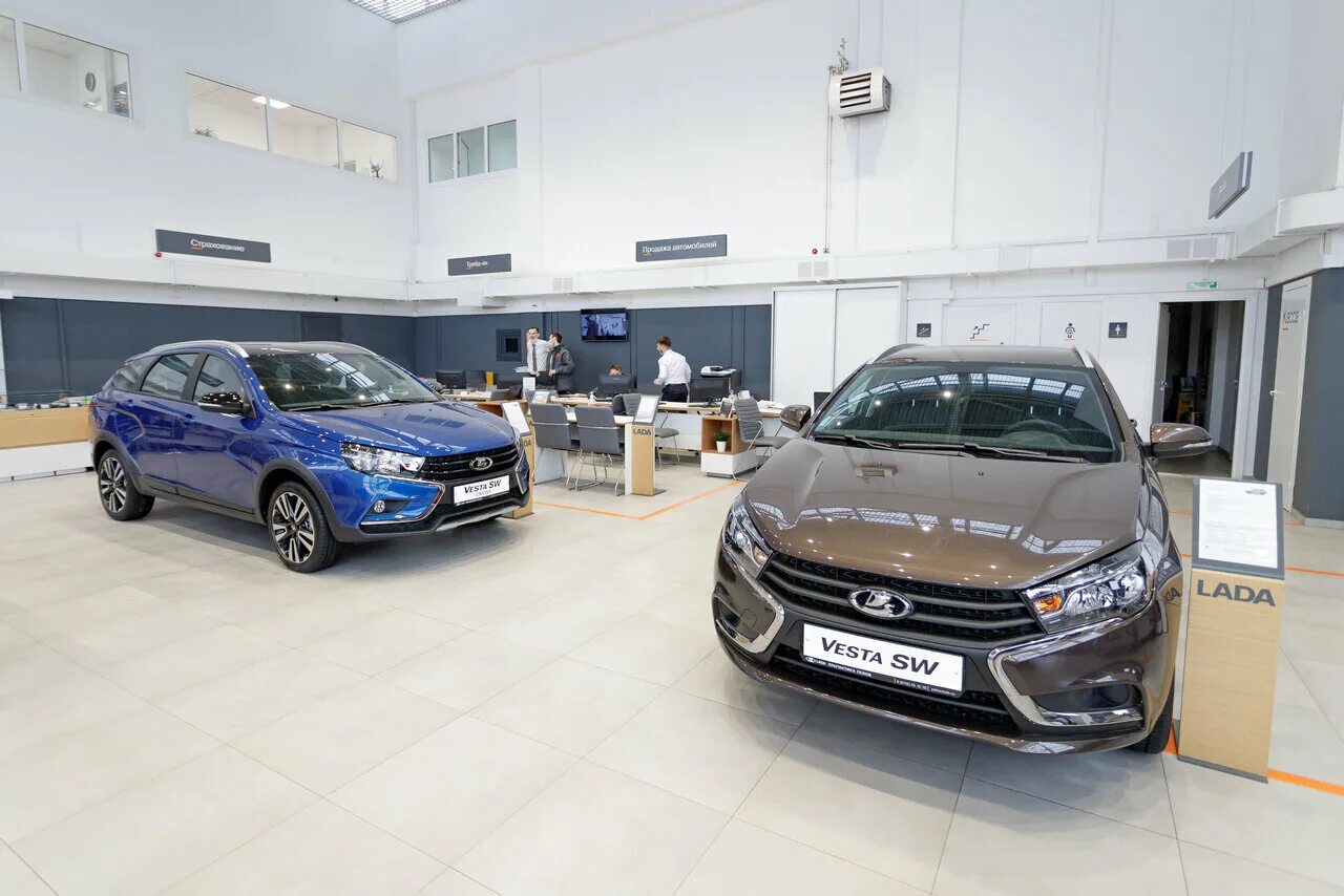 машина псков автосалон. автосалон прагматика псков. автосалон прагматика псков. автосалон на улице. новые машины от лада в 2023.