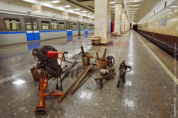 Квартира рядом партизанской метро. Метро Партизанская. Скульптуры на станции метро Партизанская. Метро Партизанская Обухово. Школы метро Партизанская.