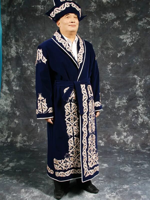 Чапан казахский. Шапан (чапан). Национальная одежда казахов шапан. Национальный чапан муж Киргизия. Национальный халат Казахстана.
