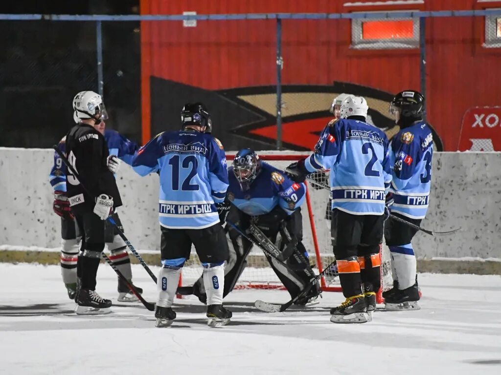 Хоккей омск сегодня во сколько. Hockey. Pro, Омск, улица Масленникова. Школа хоккея Омск. Федерация хоккея Омской области. Хоккей Омский 16005.