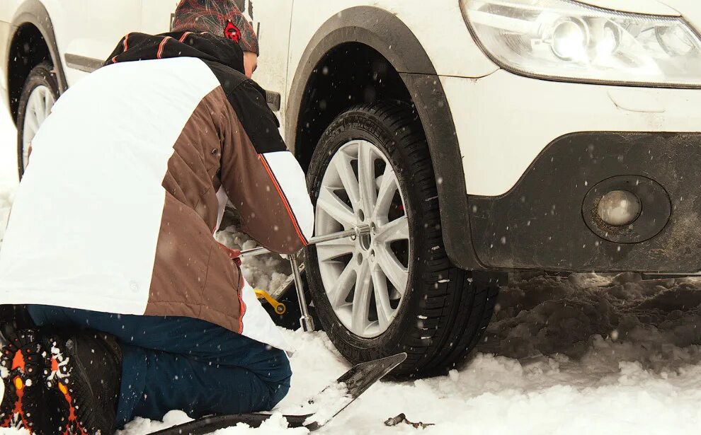 Колеса зимой. Смена резины на летнюю. Зимняя резина на машине. Следы от шин на асфальте. Менять зимнюю.