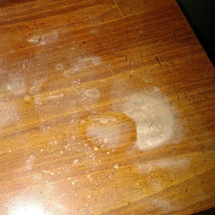 Следы от горячего на мебели. Пятна на деревянной столешнице. Следы от горячего на мебели. Пятна от горячего на мебели. Белые пятна на столе.