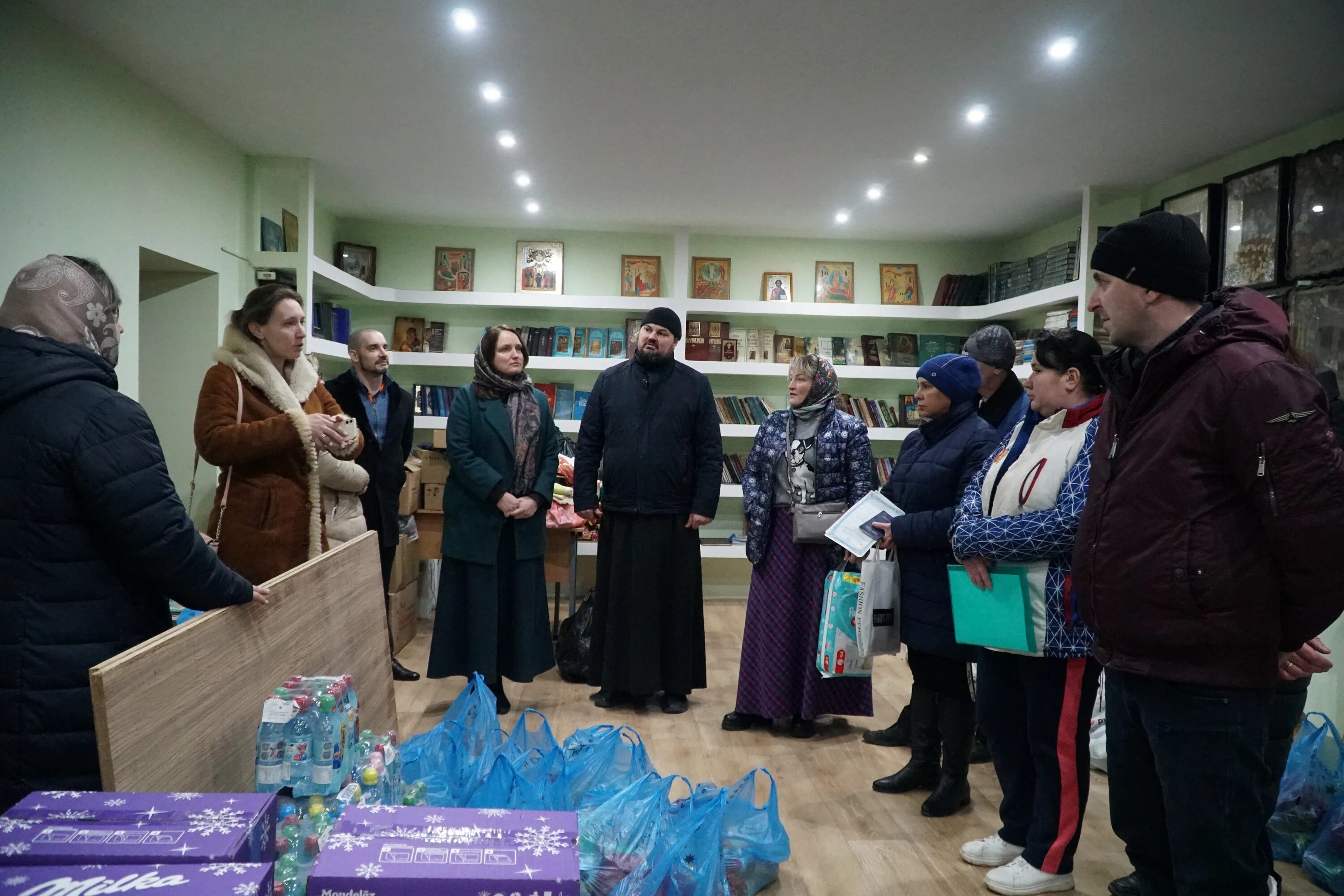 Поддержка храмов. Помощь беженцам. Церковь раздает продукты. Помощь беженцам Церковь. Помощь беженцам РПЦ.
