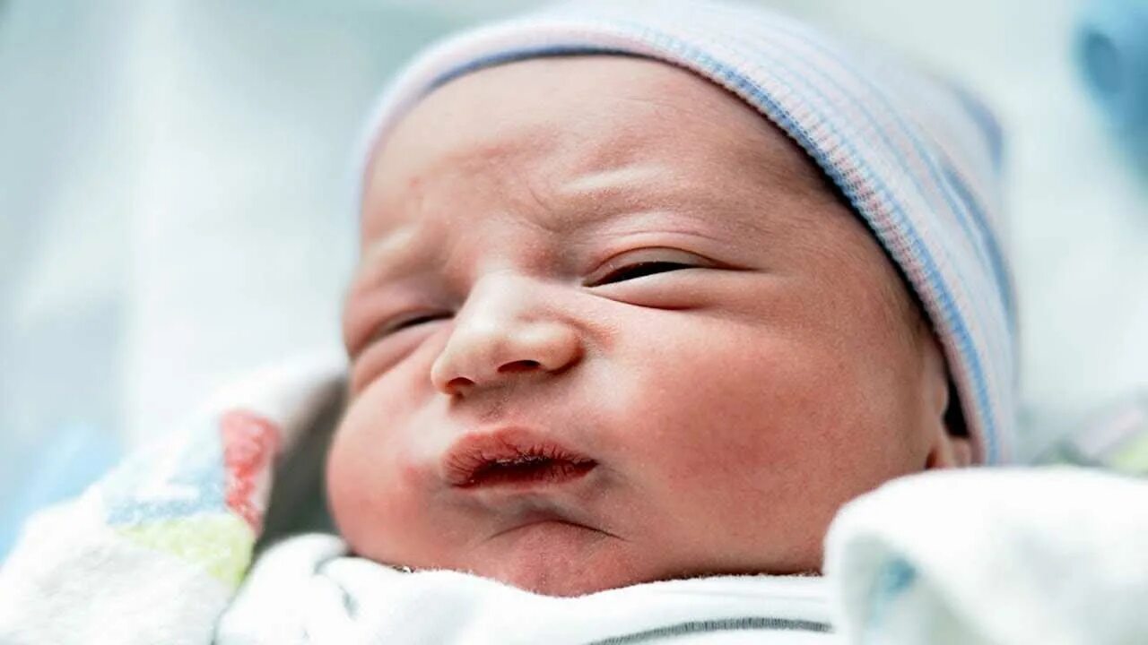 Допаивание ребенка водой. Икота у новорожденного причины. Икота у младенца. Грудной ребенок икает. Новорожденный ребенок сосательный рефлекс.