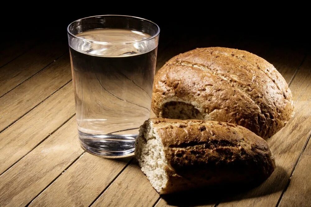 Воды и хлеба дай. Хлеб и вода. Пост хлеб и вода. Черный хлеб и вода. Еда с водой хлеб.