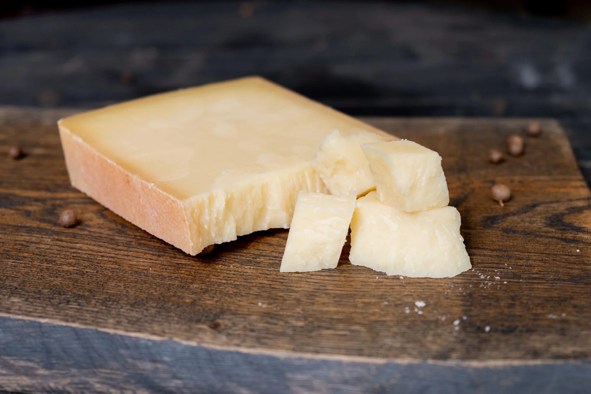 Сыр грювьер. Сыр грювьер. Сыр грюйер выдержанный швейцария. Сыр грювьер. Сыр нарезанный французский.