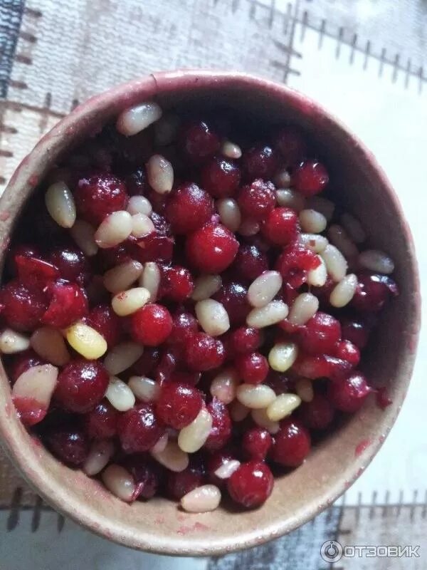 Клюква с кедровым орехом. Клюква с кедровым орехом. Кедровый орех. Десерт брусника кедровые орешки. Вяленая клюква карелия.