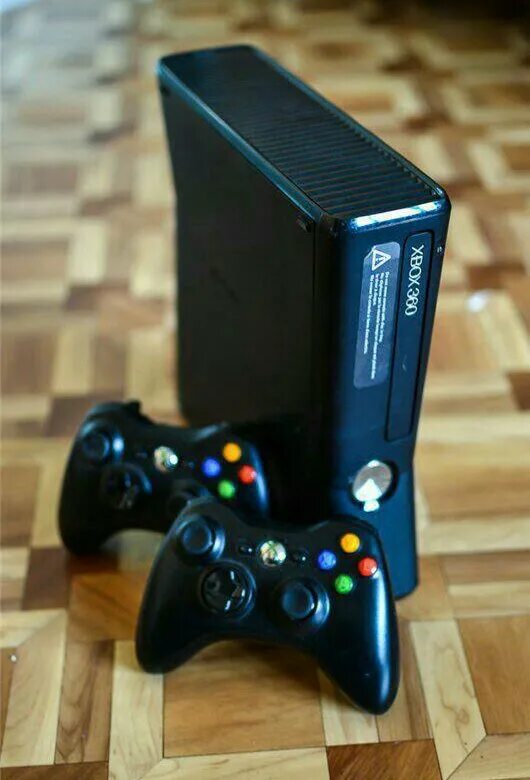 Хбокс 360 бу. Приставка Xbox 360 Slim. Xbox 360 Slim два джойстика. Xbox 360 Slim freeboot. Приставка Xbox 360 e 500gb в виниле.