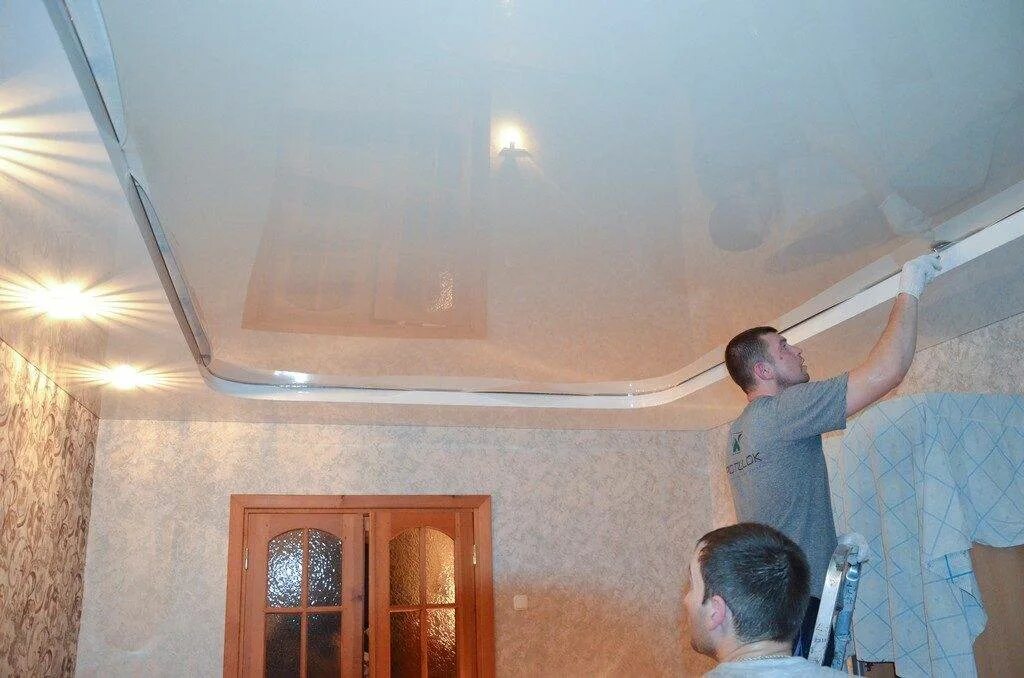 На какой потолок делают натяжной потолок. Навесные потолки простые. установщик натяжных потолков. натяжной потолок в два уровня. монтаж натяжного потолка.