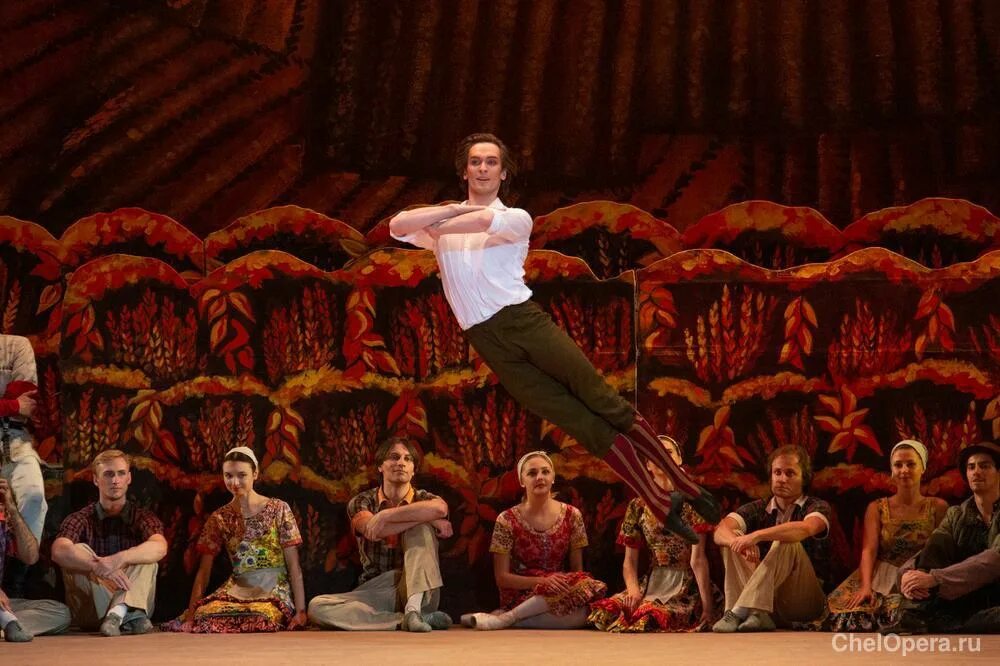 сцена оперного театра. гастроли большого театра в лондоне 1956 году. музыкальный театр ростов-на-дону. балет анюта 2022. гастроли большого театра.