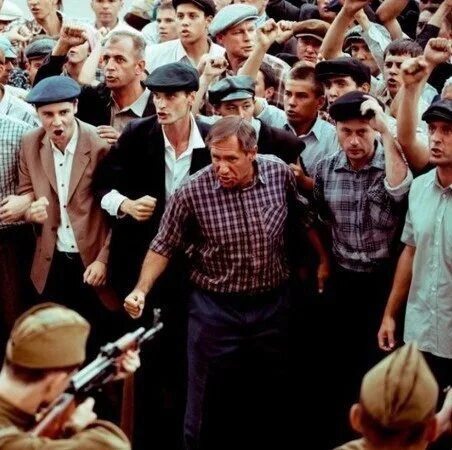 Демонстрация в новочеркасске 1962 год. Новочеркасский расстрел в 1962. Новочеркасский расстрел Хрущев. Новочеркасский расстрел рабочих. Расстрел рабочих в Новочеркасске в 1962 году.