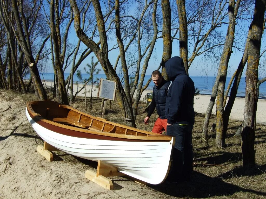 Лодка белая дерево. 10 Лодок. Деревянные лодки спускают на воду. Лодка ft 0115. Купить лодку в приморско