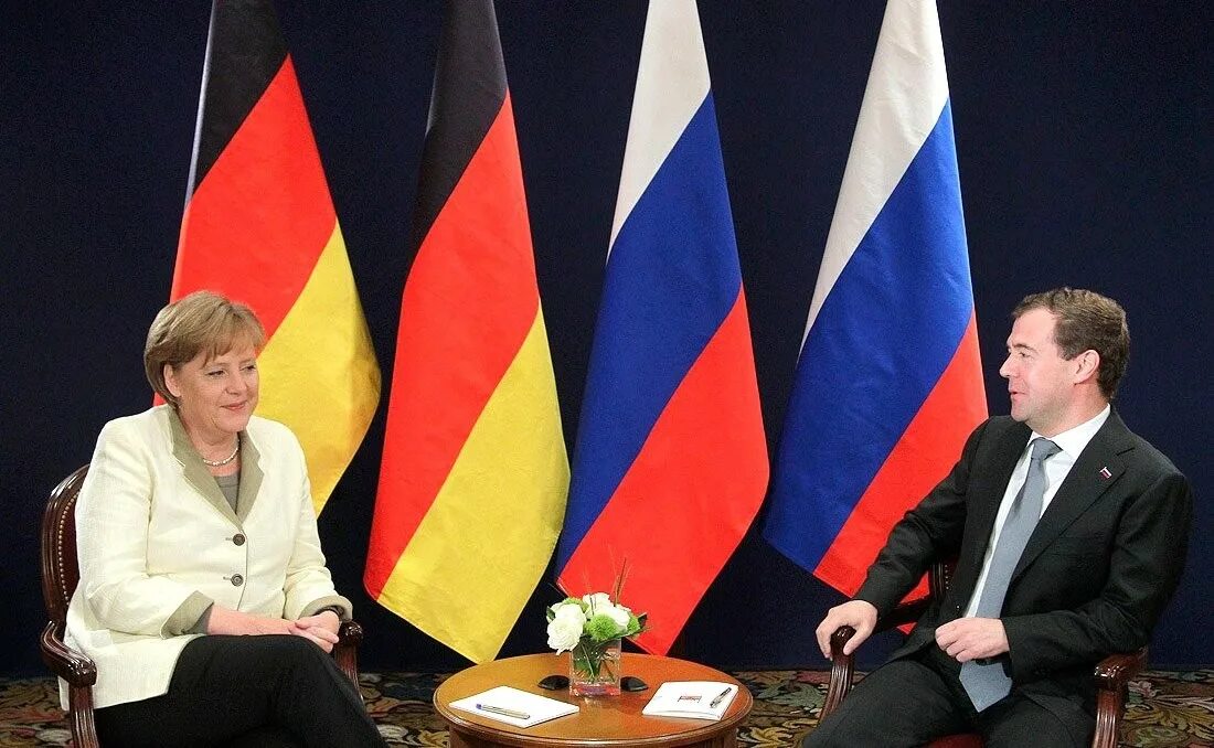 Немецкие переговоры бизнес. Деловые переговоры в германии. Деловые переговоры с немцами. Ангель меркель рукопажаьитие. Переговоры в германии.