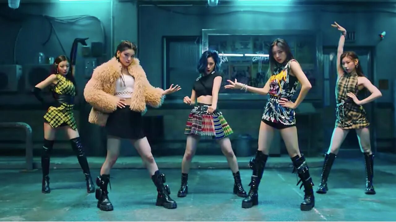 Итзи минус. Итзи ваннаби. итзи кпоп. группа itzy wanna be. wannabe itzy.