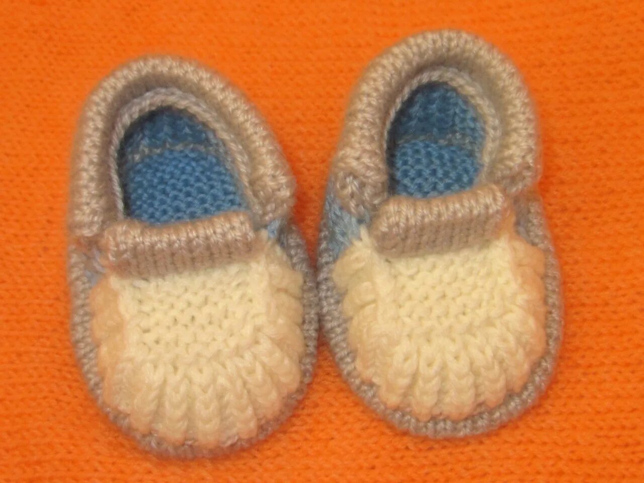 Вязание детских башмачков. Пинетки для новорожденных. Вязаные ботиночки для малышей. Красивые пинетки спицами. Вязаные детские башмачки.