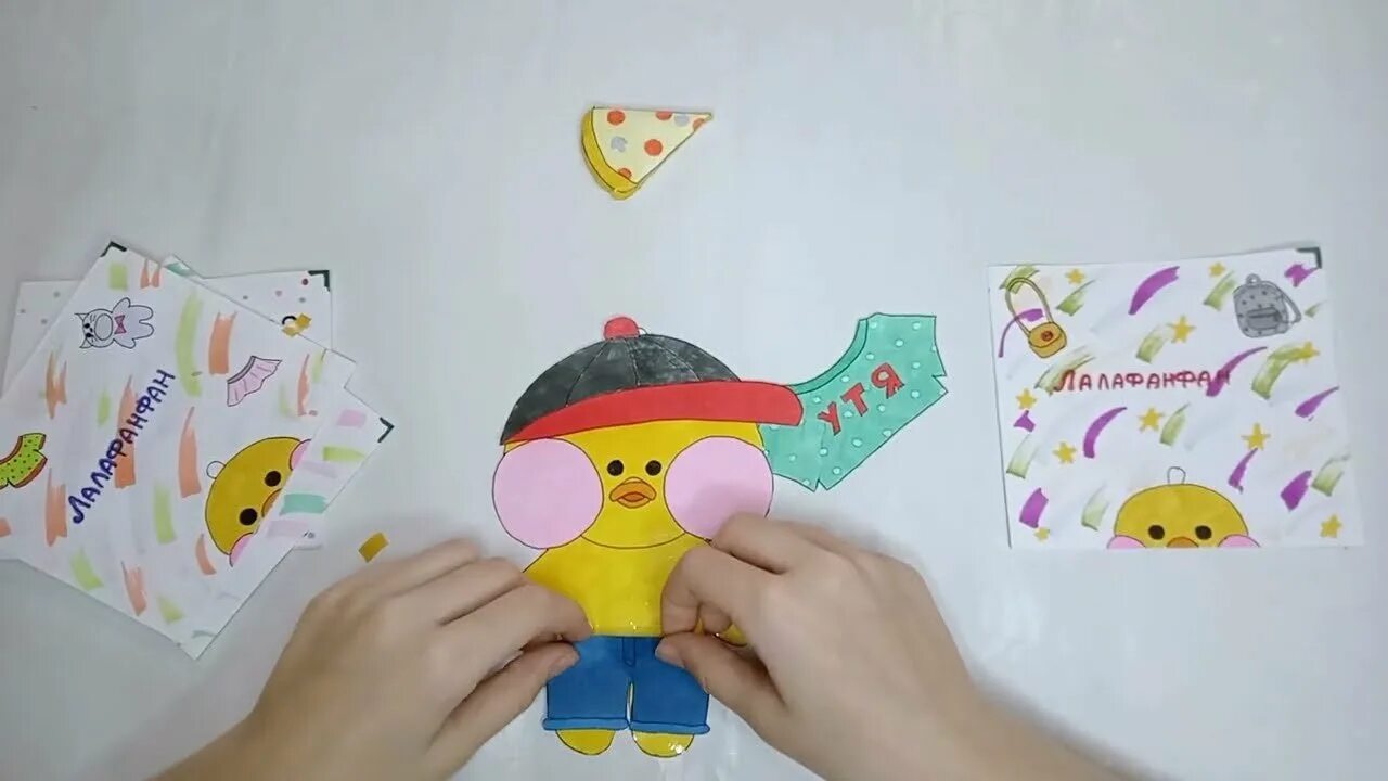 Бумажная одежда для бумажной уточки лалафанфан. Одежда для уточки лалафанфан из бумаги. Утачка лала фан фан из бумаги. Одежда для уточки лалафан из бумаги. Костюмы для лалафанфан из бумаги.