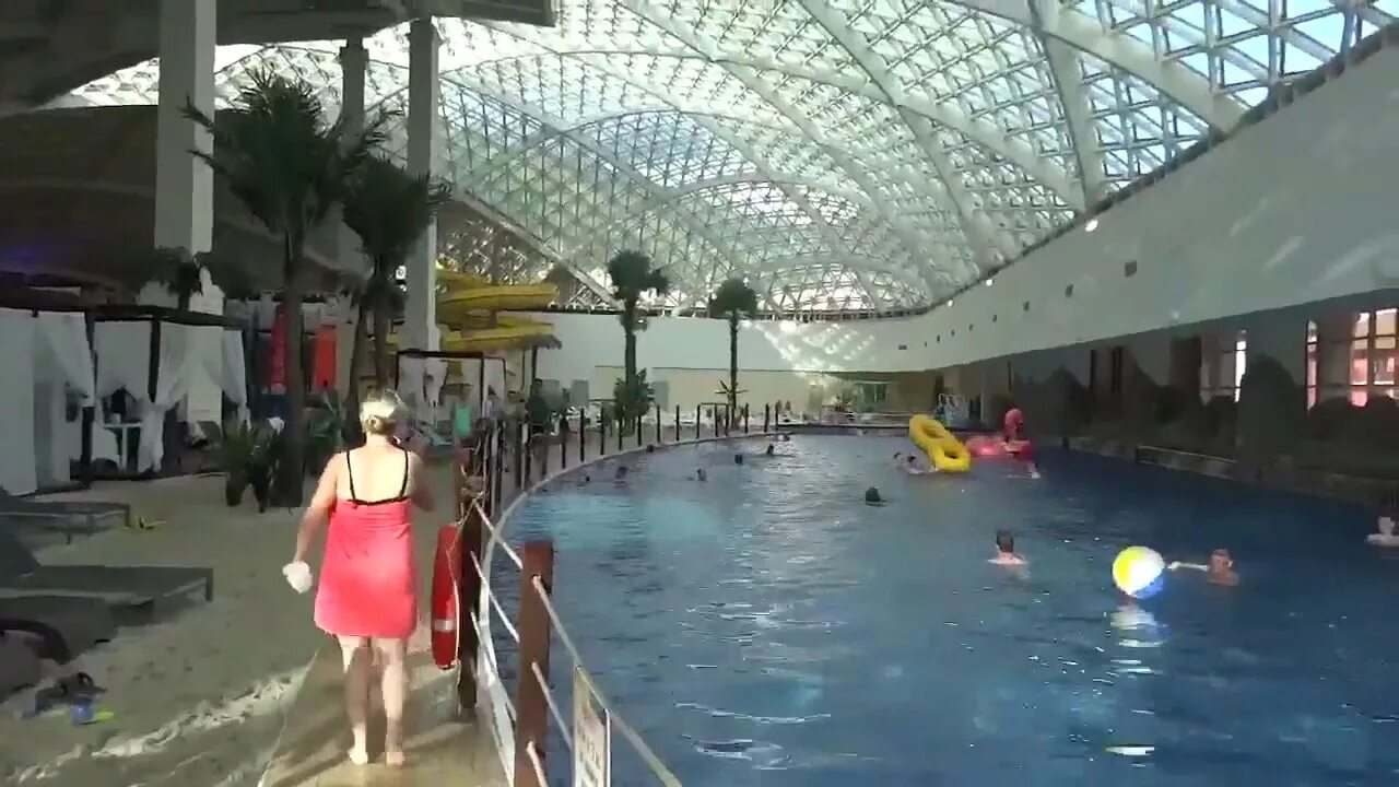 Аквапарк mountain beach в сочи. Аквапарк маунтин бич красная поляна. Аквапарк красная поляна маунтейн. Аквапарк маунтин бич красная поляна. Горки mall красная поляна аквапарк.