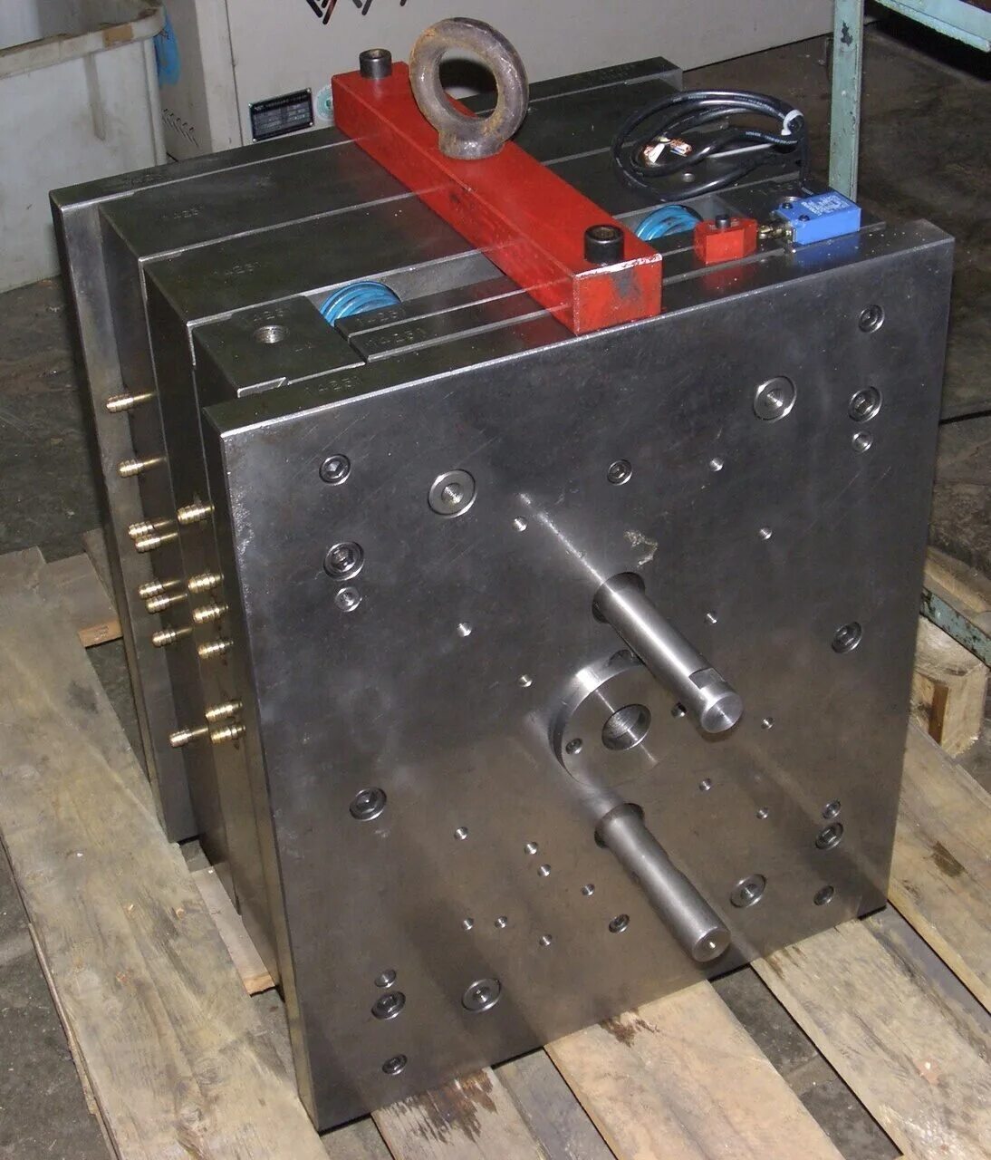 Пресс под пластмасс. Оснастка формообразующая (пресс-формы для smc). Станок для литья пластмасс лмп-1. Литье пластика под давлением. Пресс под пластмасс.