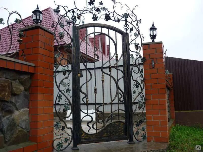 Калитка для забора с элементами ковки. Кованые калитки. кованые ворота с калиткой. кованые калитки для частного дома. калитка ковка.