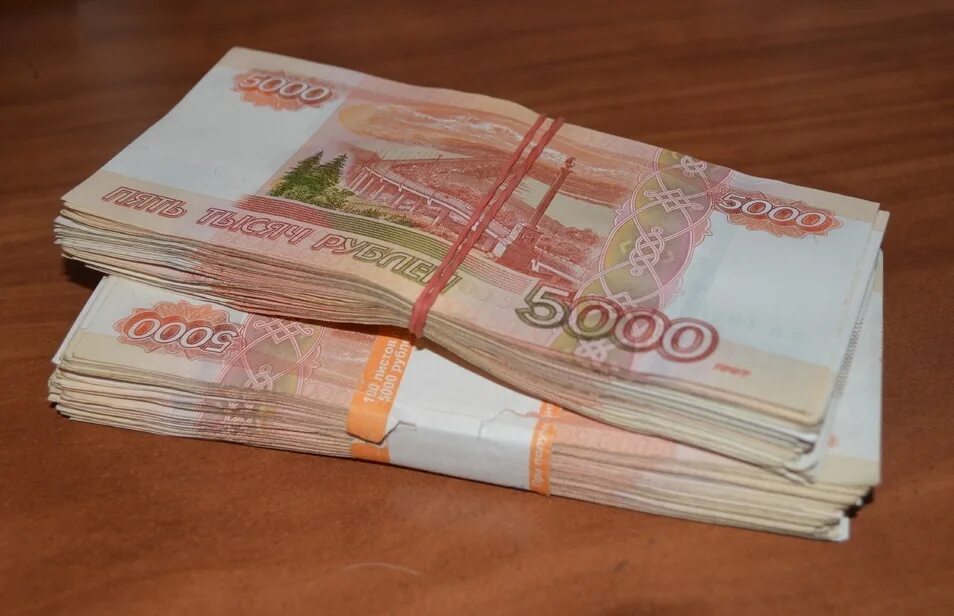 1000000 Рублей. Деньги 5 миллионов рублей в пачках. Пачка 5000. Пачка денег на столе.
