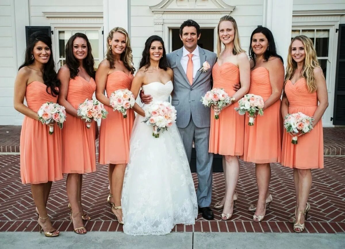 Цвет свадьбы фото. Свадьба в персиковом цвете. Платье персикового цвета на свадьбу. Платье персикового цвета для подружек невесты. Свадьба в персиковых оттенках.