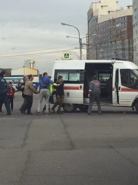 В Санкт Петербурге сбили велосипедиста. Перекресток Туристская. Перекресток Оптиков и туристской. На крестовском острове сбили велосипедиста