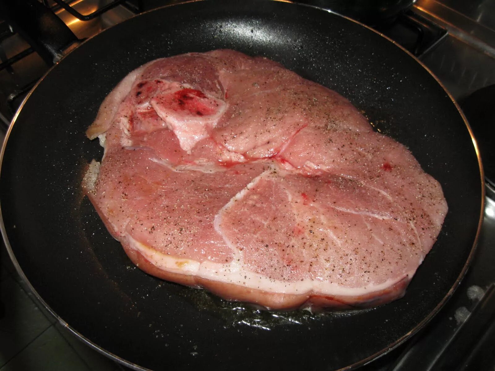 Свинина большим куском на сковороде. Свиной ошеек стейк. Окорок свиной. Свинина окорок. Окорок свиной на сковородке.