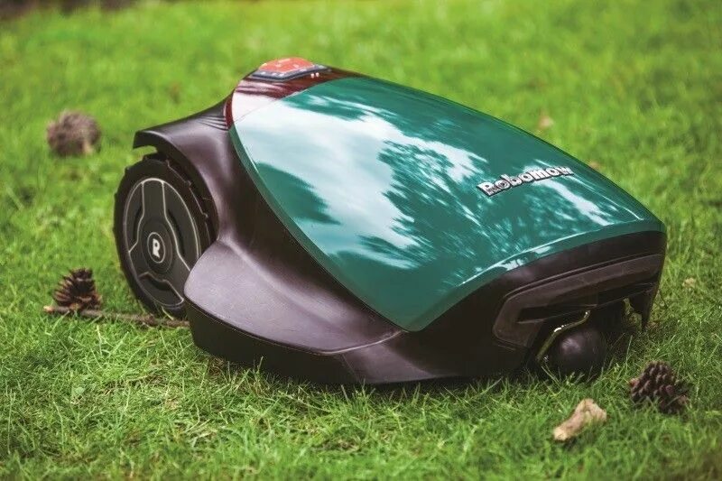 Робот газонокосилка robomow. Robomow rs630. Робот для стрижки газона. Makita 18v газонокосилка робот. Газонокосилка на пульте управления на гусеницах.