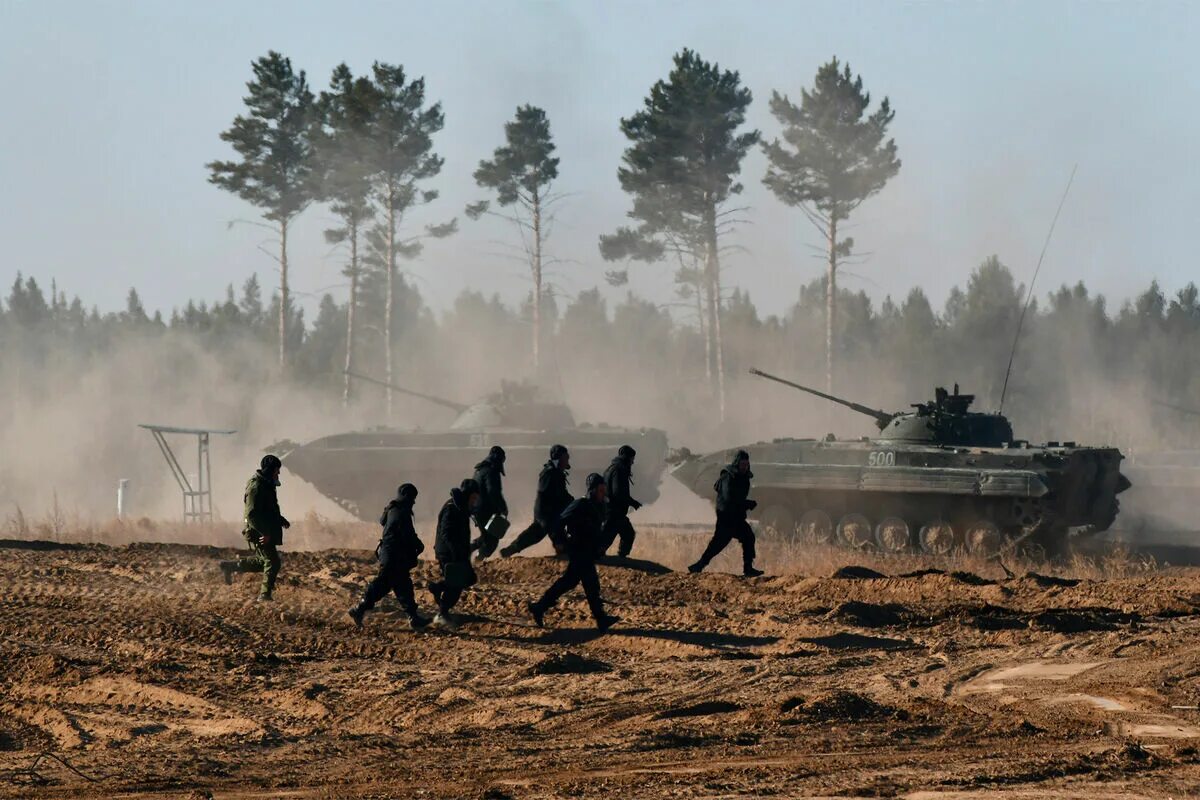 Военная операция трансляция. Военный полигон. Военные России. Российские войска. Военная операция.