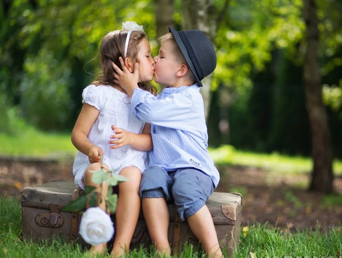 Детский поцелуй. Любовь к ребенку. Маленькие дети мальчик и девочка. Детская любовь поцелуи.