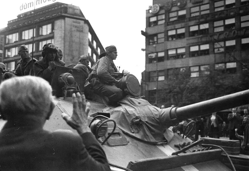 Танки в Праге 1968. Советские танки в Праге 1968. Операция «Дунай». Чехословакия, 1968 год.. Советская армия в Праге 1968 года.