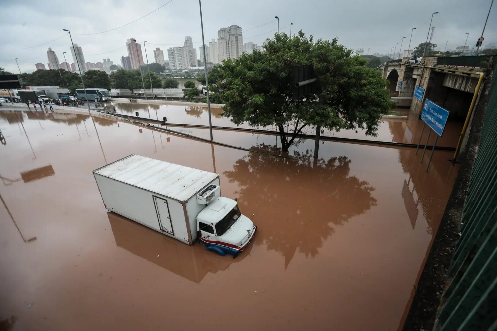 Flood natural disaster. Стихийные бедствия наводнение. Выдающиеся наводнения. Большие наводнения. Чрезвычайная ситуация наводнение.