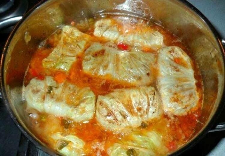 Сколько по времени готовить голубцы. Голубцы в кастрюле. голубцы из свежей капусты в кастрюле. голубцы на сковороде. голубцы с подливкой.