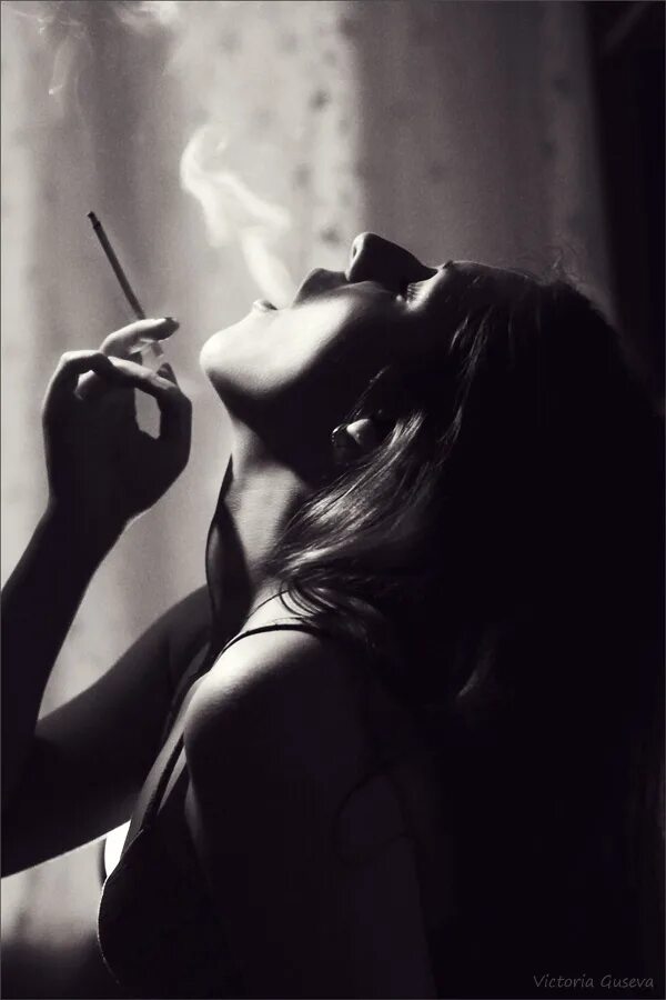 Дым со словами. Курящая девушка. Девушка с сигаретой. Красивая курящая девушка. Брюнетка с сигаретой.