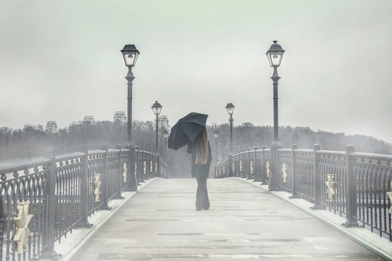 Туман романтика. Девушка туман мост. Девушка в туманном городе. Влюбленные на мосту в тумане. Девушка. Город. Туман.