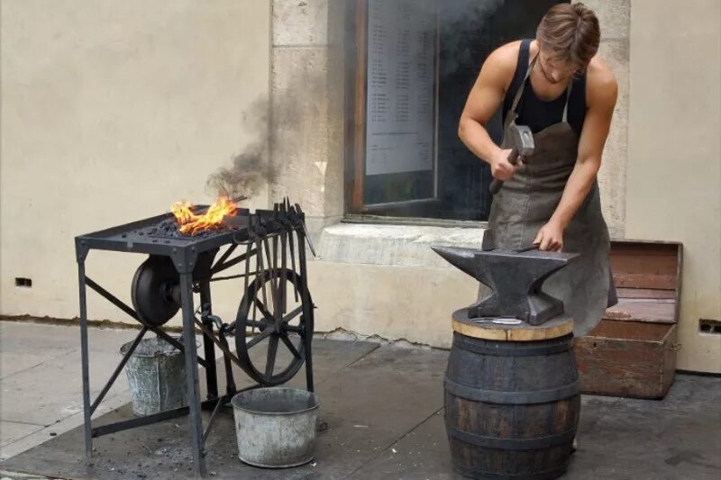 старинная кузница. кузнец средневековья. Moc кузница 21325. старинная кузница. небольшой кузницы.