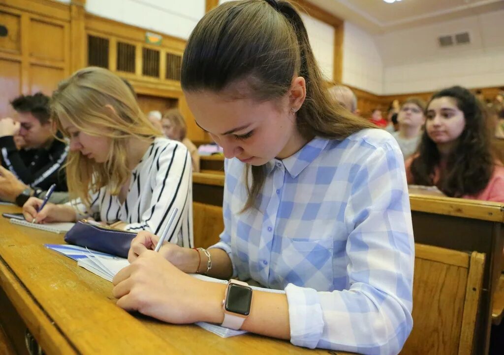 Поступить в институт вступительными экзаменами. Поступление в вуз. Поступление в университет в России. Обучение в вузе. Обучение ребенка в вузе.