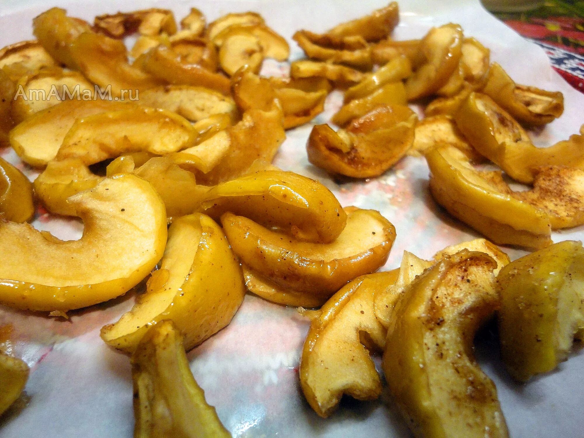 яблоки в духовке кусочками. запечённые яблоки в духовке с мёдом. яблоки в духовке дольками. дольки тыквы запеченные в духовке. яблоки в духовке кусочками.