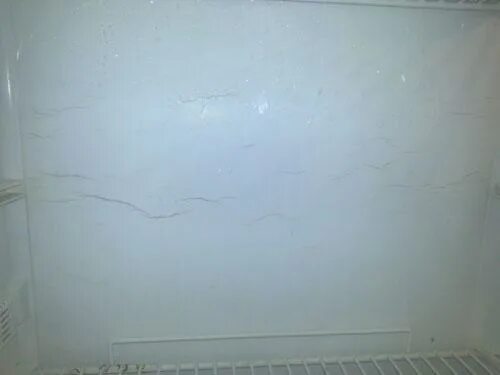 Трещина задней стенки холодильника. Трещина на стенке внутри холодильника. Потрескалась внутренняя стенка холодильника. Трещины на задней стенке внутри холодильника. Капли воды на стенках холодильника