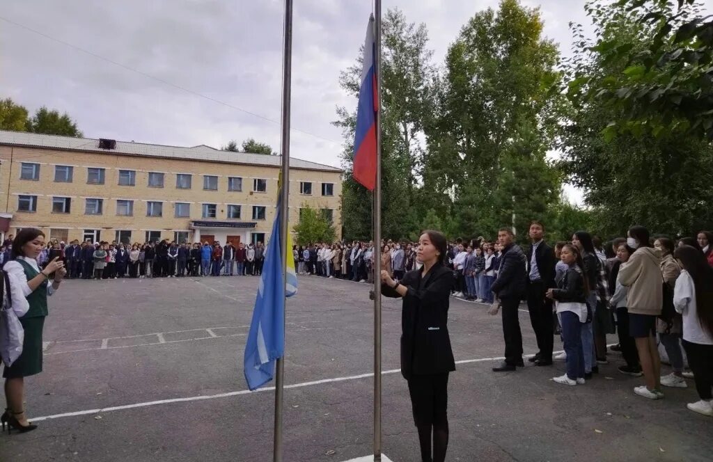 Поднятие флага. Поднятие Знамени в колледже. Поднятие флага в колледже. Поднятие флага в медицинском колледже.